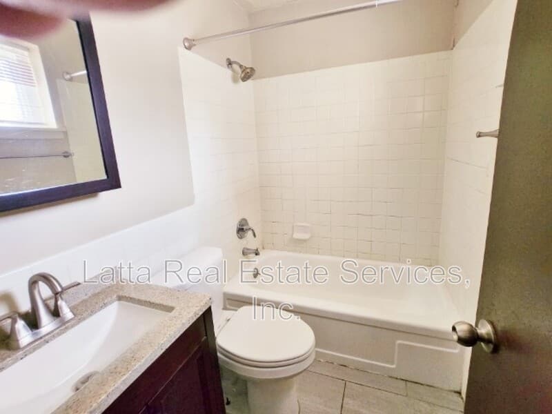 Independence Apartment: 12400-16 E 40th St S