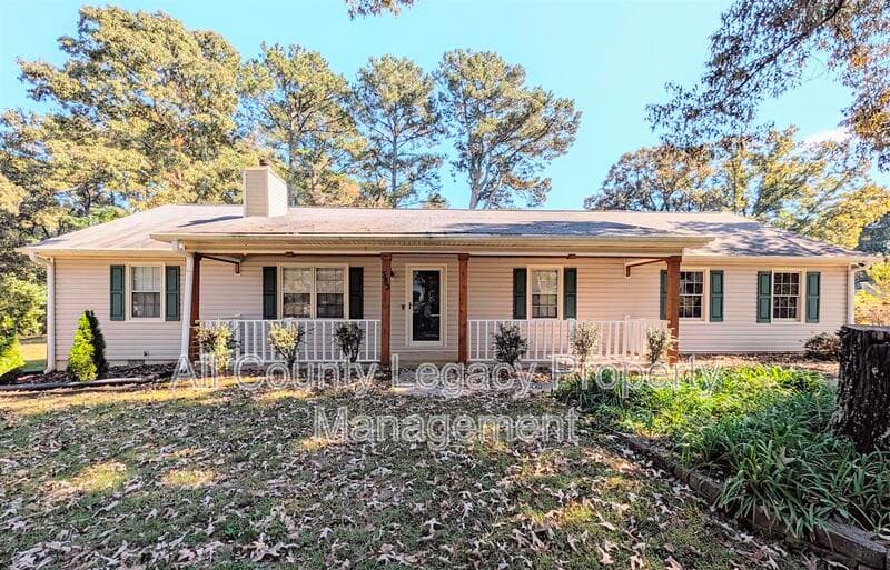 Auburn House: 383 Blackberry Cir