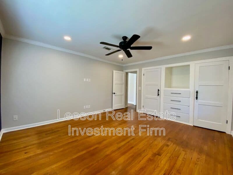 Shreveport House: 3792 Greenway Pl.