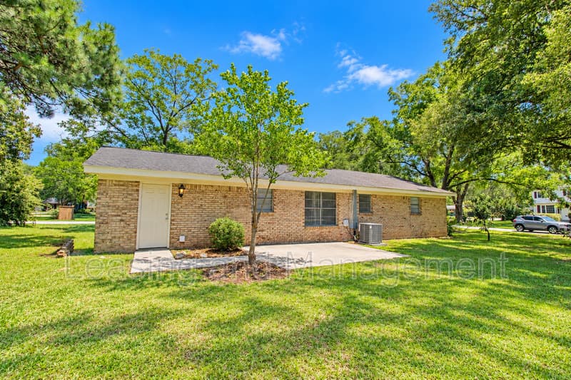 Charleston House: 305 Millcreek Drive