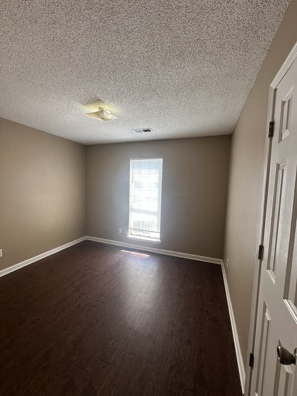 Memphis House: 5554 Oak Branch Cir N