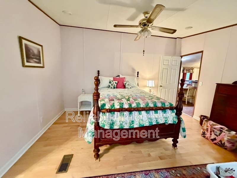 Selma House: 1070 Lynch Rd