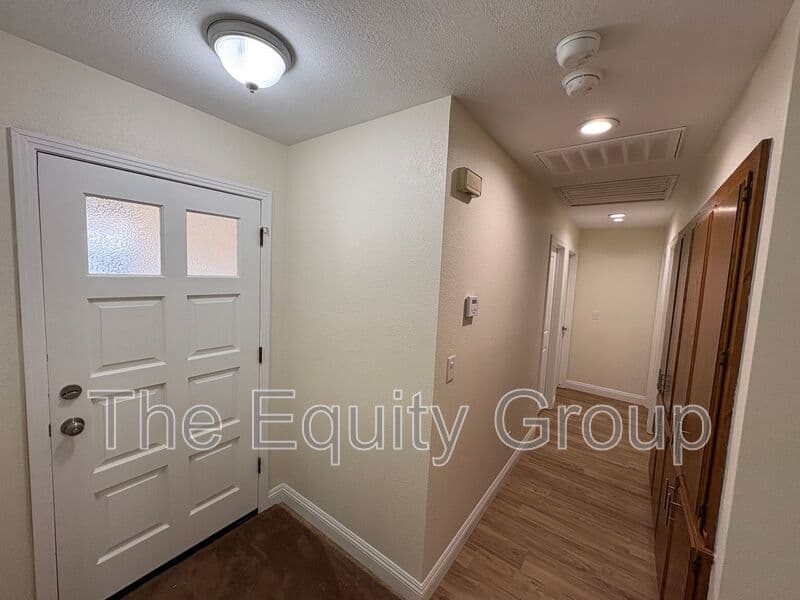 Visalia House: 2322 East Vassar Dr