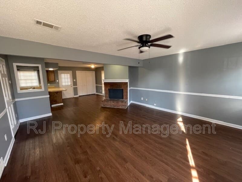 Memphis House: 5560 Blossom Ln