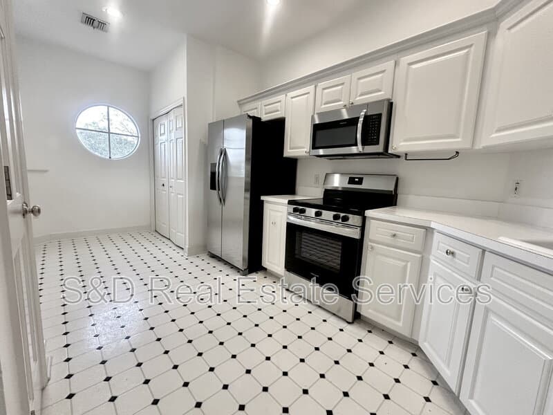 Lakeland Condo: 447 Enclave Place