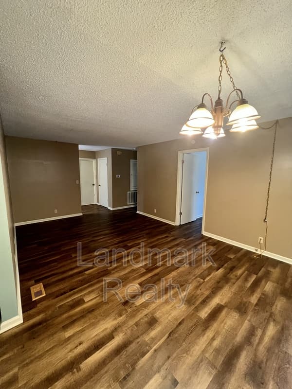 Warner Robins House: 116 Lake Front Drive