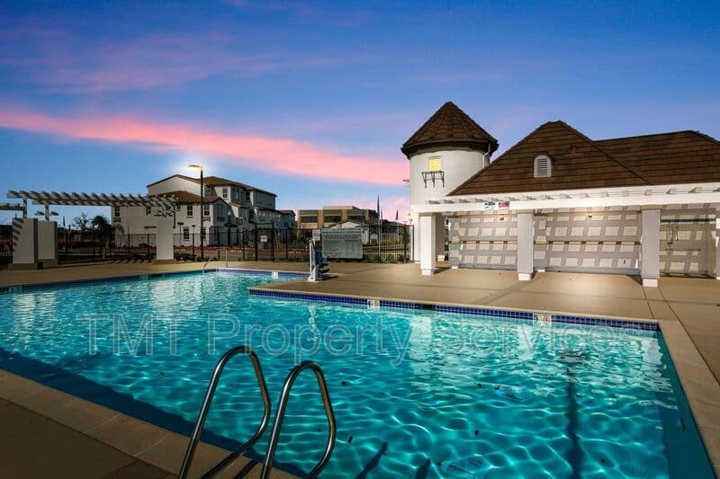 Sacramento Townhome: 23 Advantage Court