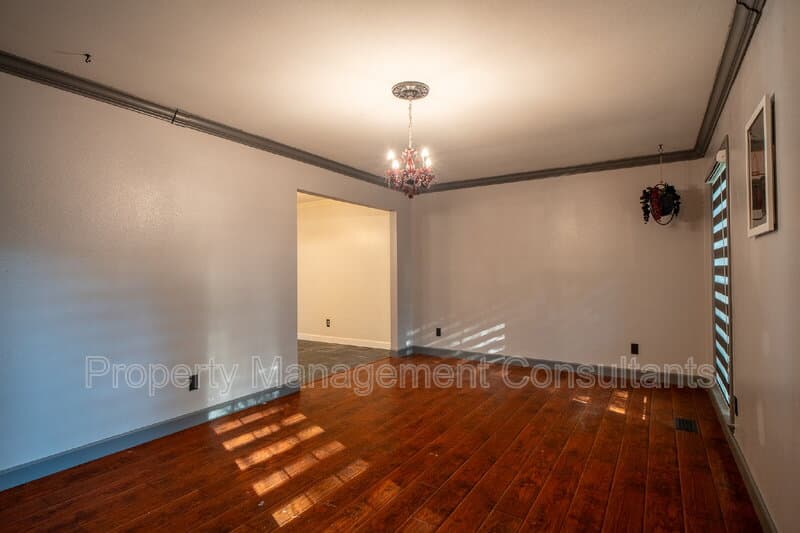 Huntsville House: 6604 Willow Ridge Road Northwest