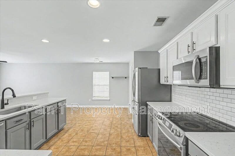 Pooler House: 4 Bainbridge Way