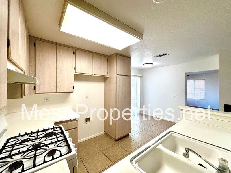 Victorville House: 14565 Windmill Rd