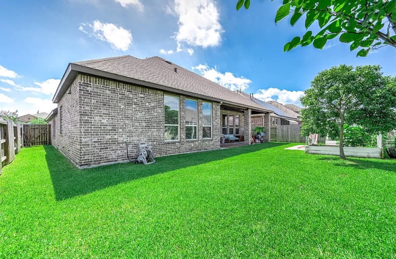 League City House: 2316 Sterling Hollow Ln
