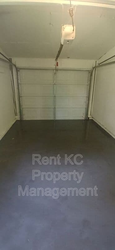 Independence House: 412 N Cochise Dr
