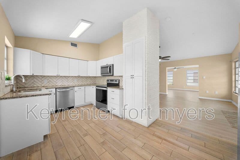 North Fort Myers House: 275 Lakeview Dr