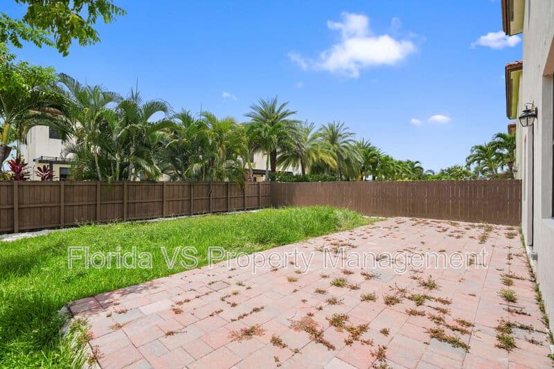 Doral House: 10016 NW 89 TER