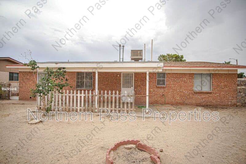 El Paso House: 8548 Arboleda