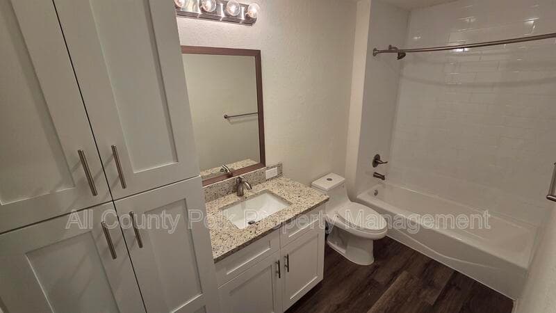 Lakeland Apartment: 915 Ariana St