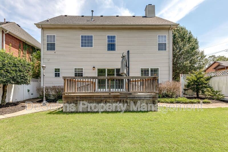 Nashville House: 701 Brent Glen Place