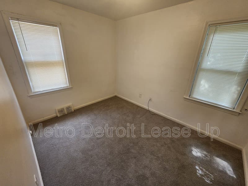 Detroit House: 19455 Avon Avenue
