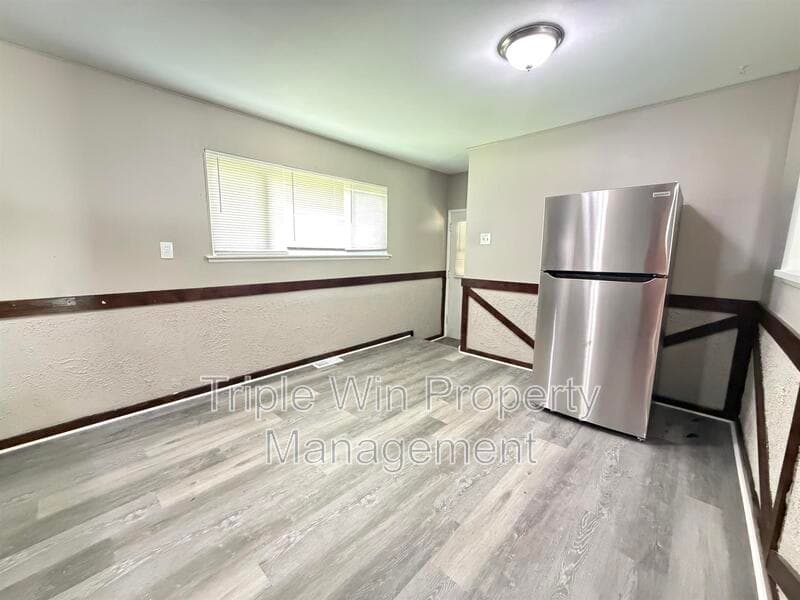 HAZELWOOD House: 7250 HOWDERSHELL RD