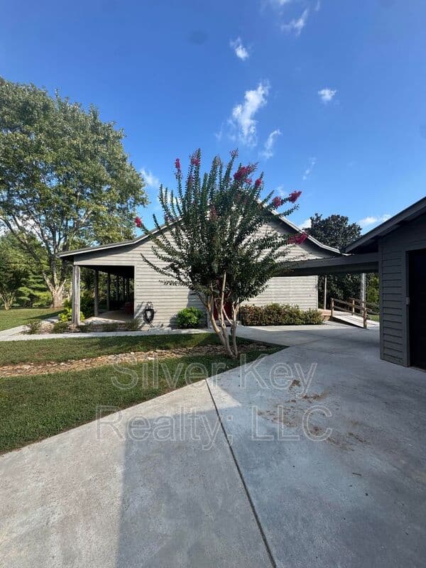 Athens House: 834 Highway 39 East