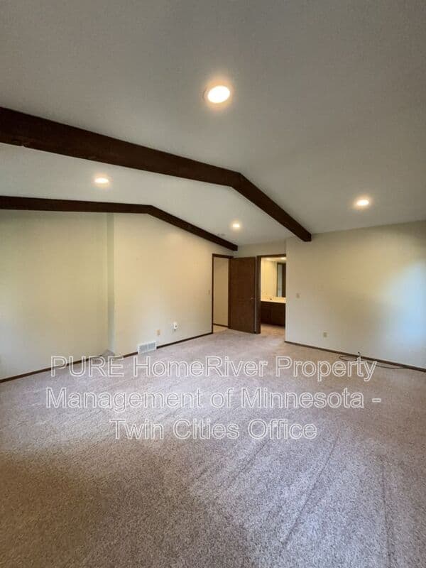 Edina House: 7420 Hyde Park Cir