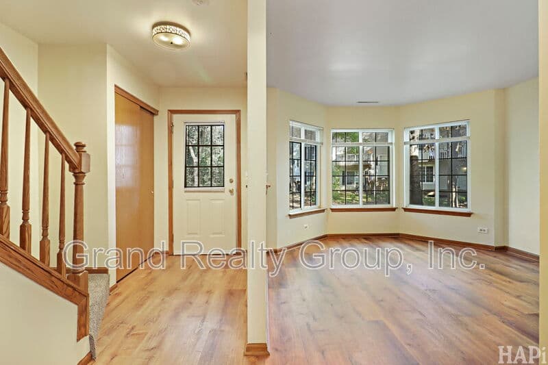 Round Lake House: 277 West Treehouse Ln