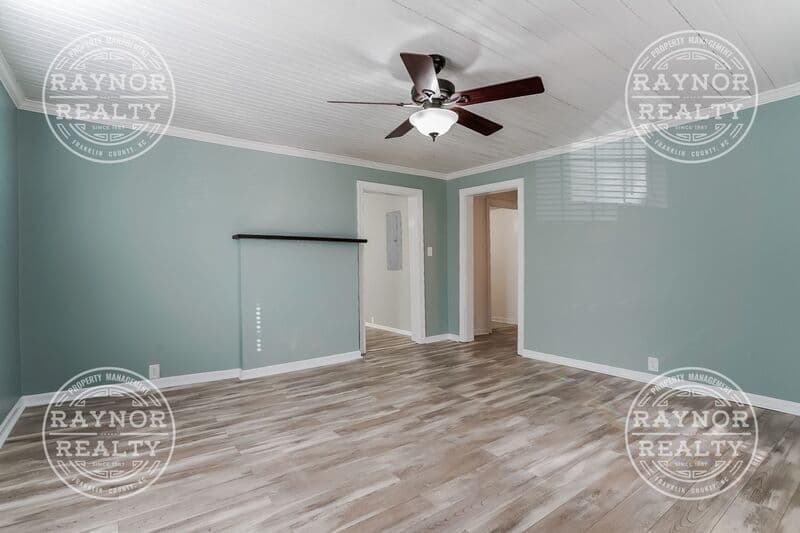 Youngsville House: 122 W Persimmon St