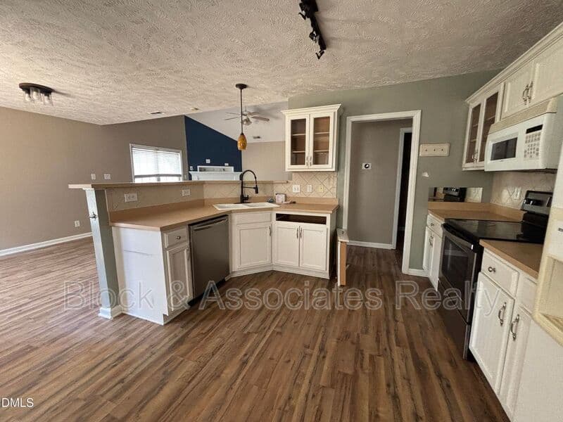 Raeford House: 337 Americana Dr