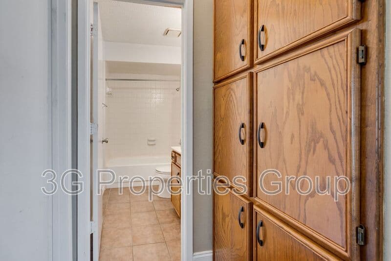 Lewisville House: 613 Hunters Glen St