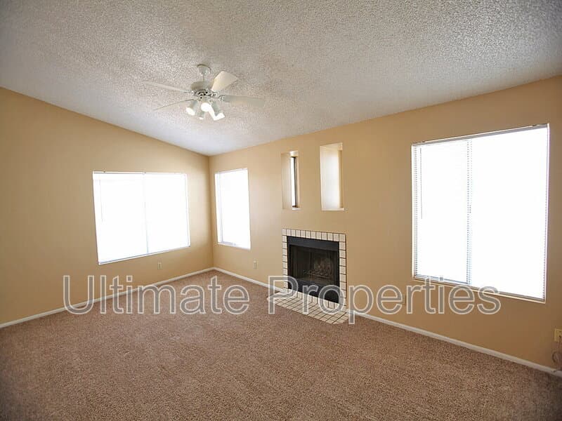 Peoria House: 8832 W Saint John Rd