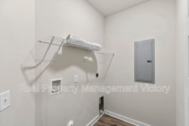 Clanton House: 275 Avalon Way
