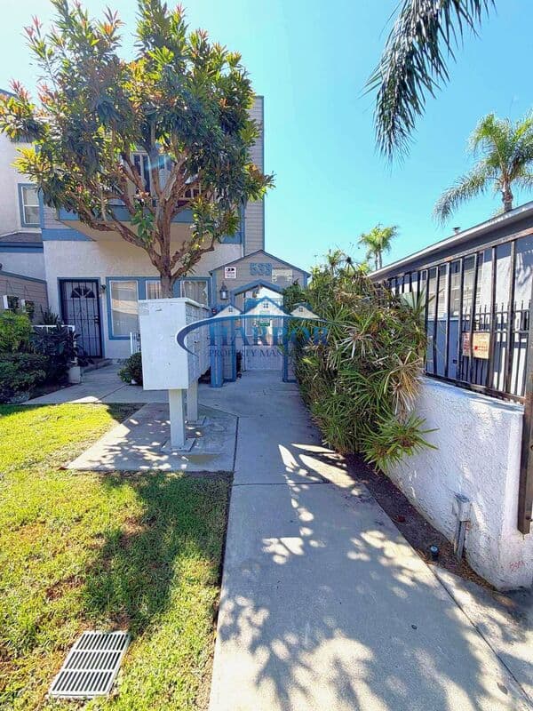 Long Beach Townhome: 533 Walnut Avenue