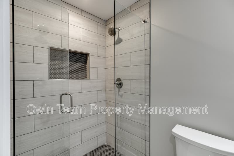 Buford House: 4615 S Lee Street