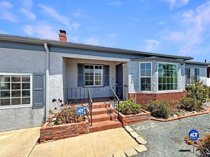 La Mesa House: 7340 W Point Ave