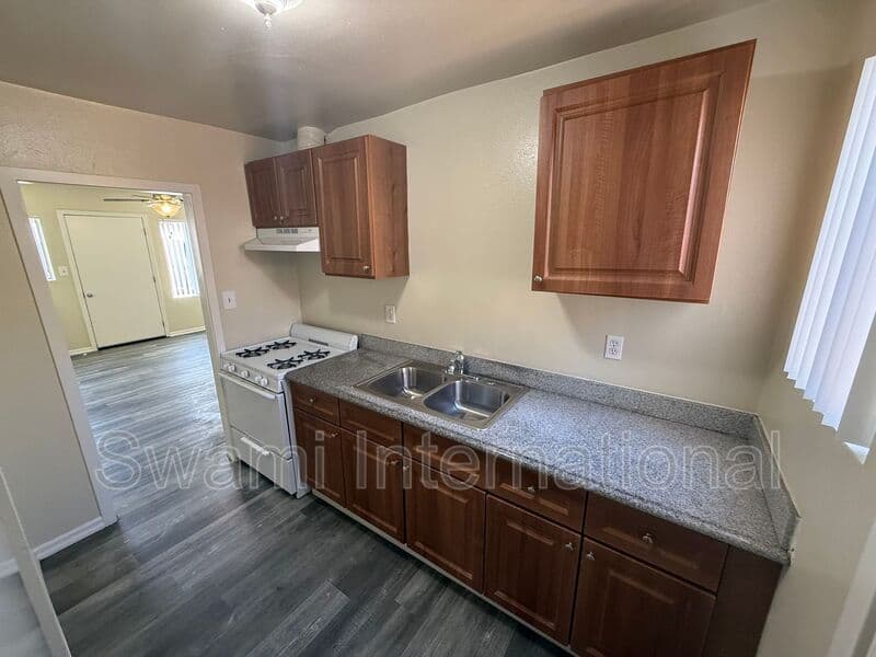 Los Angeles Condo: 1153 E. 61st St.