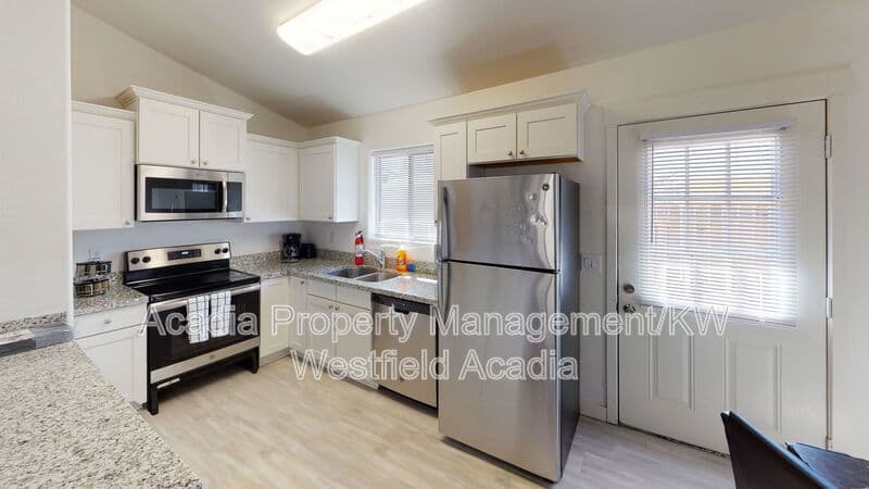 Show Low House: 561 N 10th Place