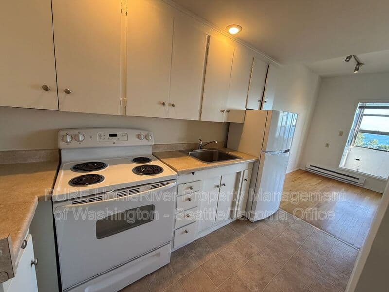 Seattle Apartment: 6609 SW Admiral Way