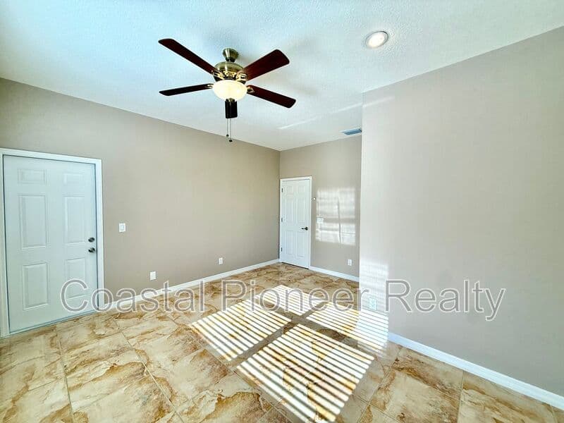 Largo House: 10334 Longwood Dr