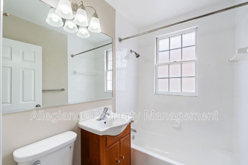 Alexandria House: 502 Bashford Ln