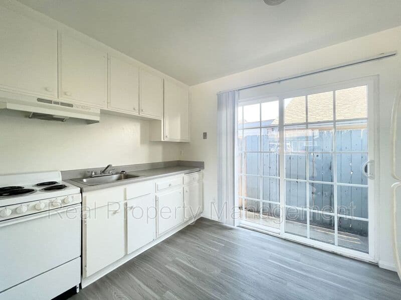Oceanside Condo: 1026 S. Tremont Street