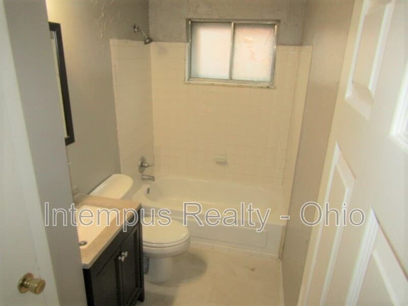 Cincinnati House: 6941 Gracely Dr