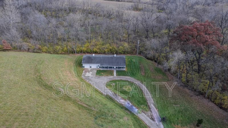 Belleville House: 3390 Wildview Way