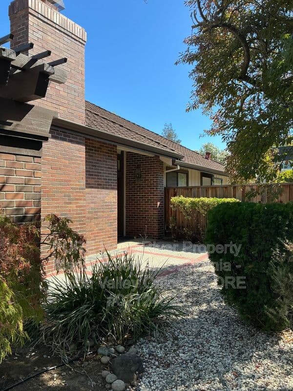Cupertino House: 10180 Byerly Ct