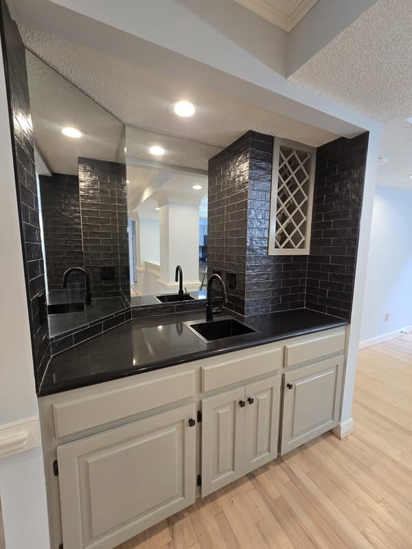 Raleigh House: 5516 Den Heider Way