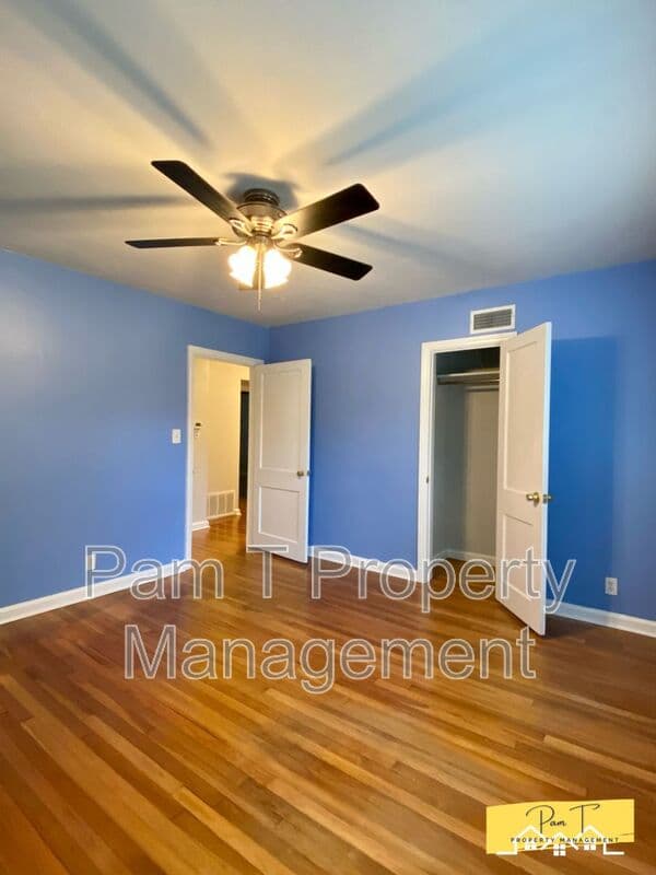 Savannah House: 304 Columbus Dr