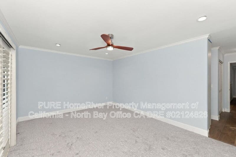 Santa Rosa House: 320 Oak Leaf Cir