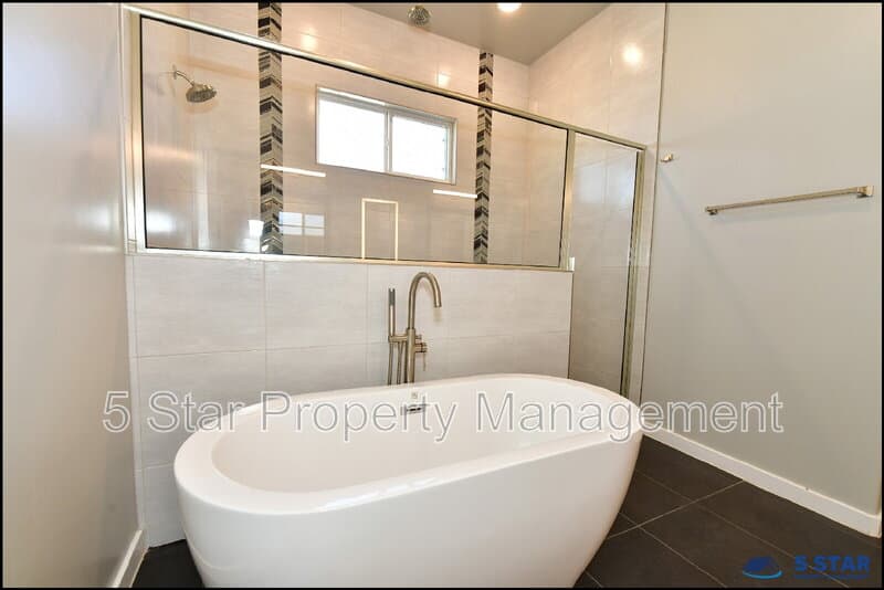 El Paso House: 2412 Tierra Lejana Pl