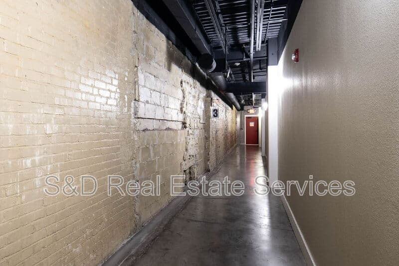 Lakeland House: 125 N Kentucky Ave