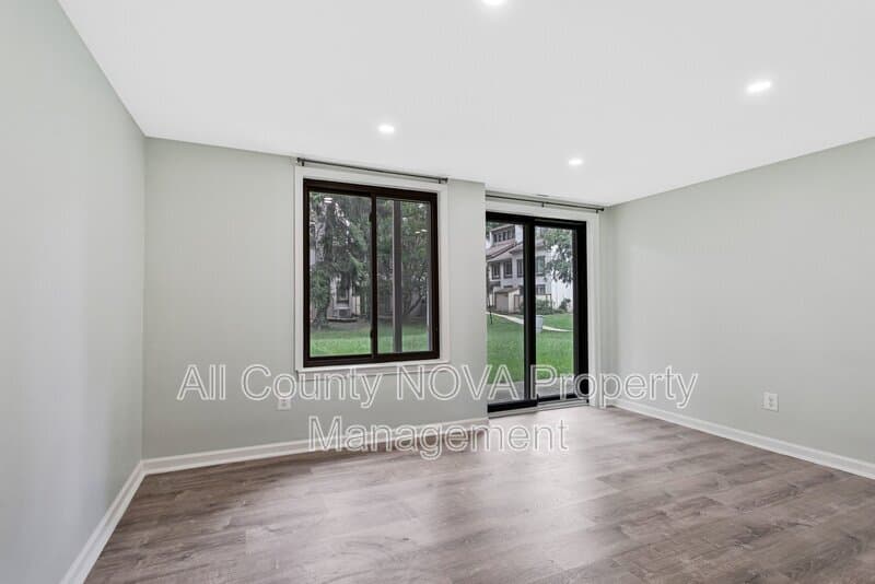 Columbia Condo: 5453 El Camino