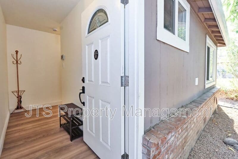 Fair Oaks House: 6906 Pin Oak Court